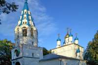 Автомобиль с телом Паши Техника покидает территорию храма Петра и Павла