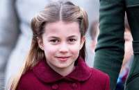 Принцесса Шарлотта начинает свой путь в королевской семье, оказывая поддержку женской команде