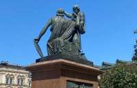 На памятнике Минину и Пожарскому в Москве пенсионерка написала слово \