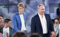 Ольга Изранова продезинфицирует посетителей Путина