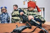 Электронные дневники школьников начали продвигать патриотические лагеря с армейским уклоном
