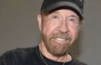 Чак Норрис в возрасте 85 лет достиг вершины горы Лассен в Калифорнии