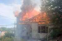 В Ростовской области молодые люди играли с зажигалкой и подожгли дом