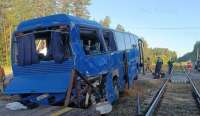 Появились свежие фотографии аварии грузового поезда с автобусом в Ленинградской области