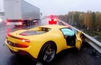 Автомобиль Ferrari стоимостью 36 миллионов попал в аварию на дороге после неудачной попытки обгона