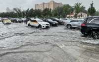 В Москве сильный дождь затопил торговый комплекс: вода струится с крыши на нижние уровни