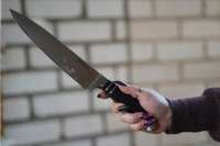 Женщина ударила ножом бывшего парня после того, как узнала, что он сидит в Tinder