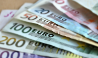 Курс евро опустился ниже отметки в 100 рублей