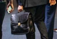 Петербургский парламентарий преподнес томат в дар многодетной семье