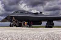 США перебрасывают бомбардировщики на Гуам для возможного удара по Ирану, сообщает Reuters