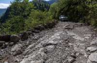 Туристический автобус из Ставрополья съехал с дороги в горах Абхазии: человек скончался