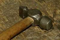 В Колпино жительница случайно поранила чужой автомобиль