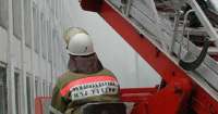 В Копейске пожарный спас падающую с 6-го этажа женщину