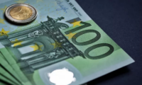 Курс евро упал ниже 65 рублей