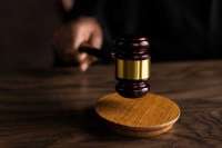 Во Франции вынесли приговор четверым молдаванам за создание граффити с истребителями