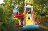 В Уфе на детской площадке мощный ветер унес батут с детьми