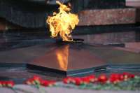 В Казани жительница прикурила сигарету от Вечного огня