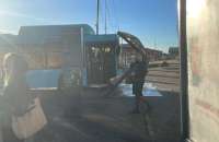 В Петербурге автобус столкнулся с остановкой общественного транспорта