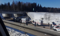 Два человека погибли при падении автобуса с моста в Московской области