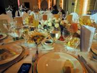 Рестораны заказаны, COVID не в счёт: несмотря на пандемию, в Москве приглашают иностранцев на банкеты