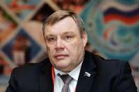 Сын бывшего министра Бориса Иванюженко, обвиняемого в криминальной деятельности, продолжает вести бизнес на Западе, несмотря на санкции