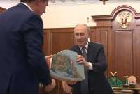 Гладков передал Путину поддельный обломок ракеты