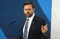 Вэнс показал неприличный жест в адрес критиков Трампа во время своего выступления