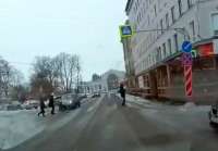 В российском городе автомобиль сбил женщину с двумя детьми и попал на видео