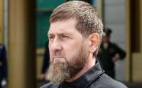 Кадыров нанес визит чеченским школам, едва передвигаясь