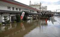 Наводнение в Японии затопило дороги и магазины: имеются жертвы