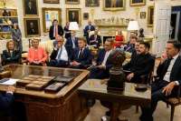 Администрация Белого дома опубликовала фотографии вчерашнего заседания Трампа с Зеленским