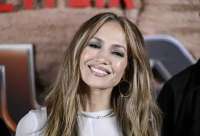 Саранча прилетела к Дженнифер Лопес на сцену в ходе концерта в Алматы