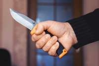 В Хакасии мужчина, охваченный ревностью, набросился с ножом на свою жену и двух детей